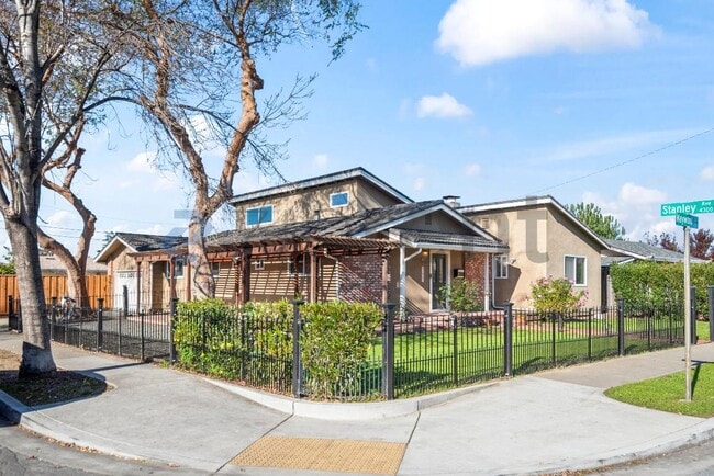 Building Photo - 41861 Maywood St