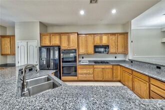 Building Photo - 9945 Gold Thorn St