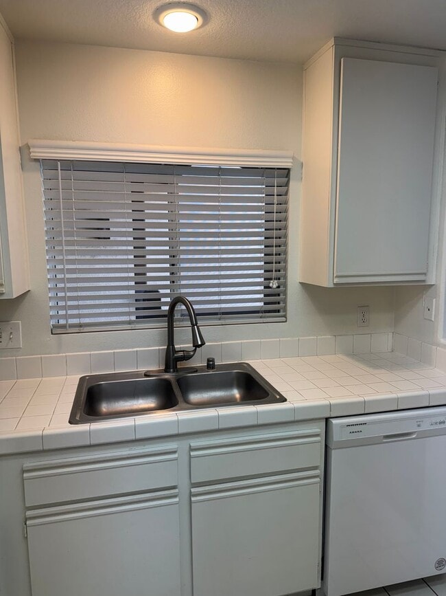 Building Photo - 1 Bedroom 1 Bathroom Available in Sierra V...