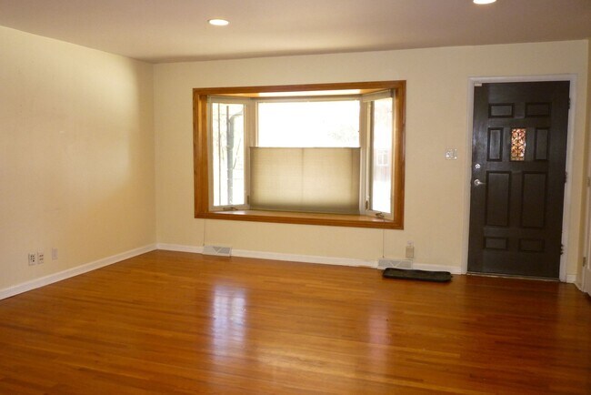 Building Photo - Beautiful Lakewood Home ready for move in ...