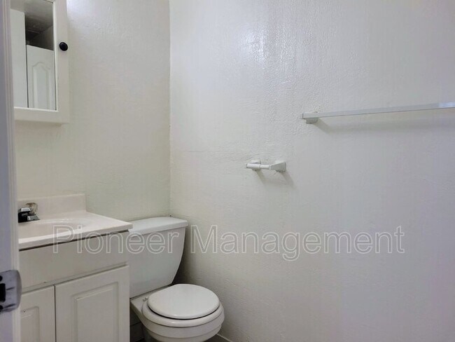 Building Photo - 1063 NE Barager Ave