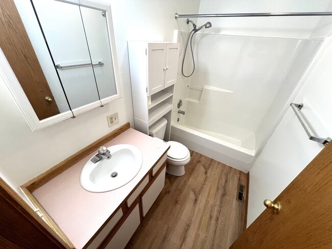 Building Photo - 2 Bed 1 Bath Single Family Home Located in...