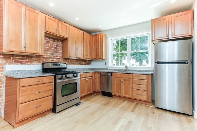 Foto del edificio - 665 E 6th St