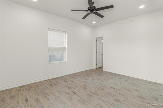 Building Photo - 900 E Redbud Ave