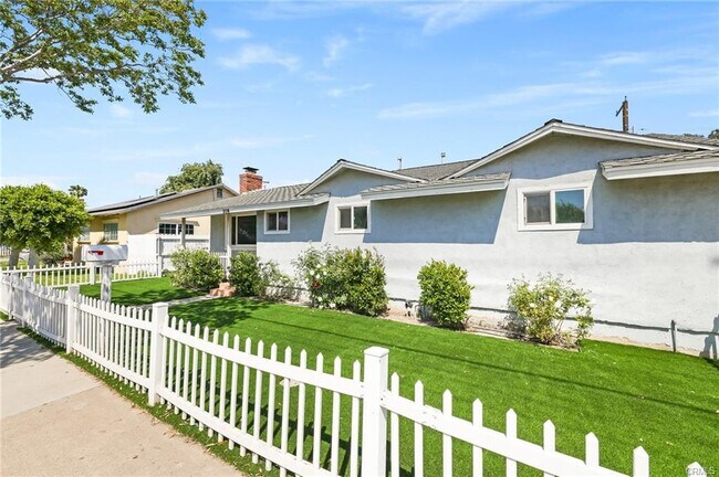 Foto del edificio - 204 S Raymond Ave