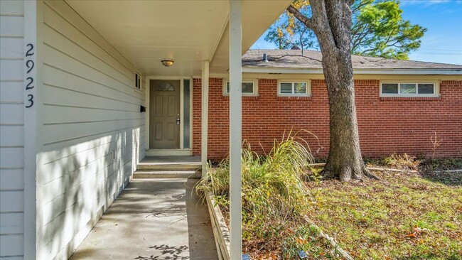 Building Photo - Spacious 4 bedrooms and 2 1/2 baths