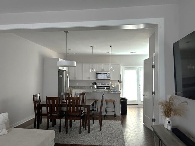 Building Photo - Nice 2 Bedroom 2.5 bath townhome with open...