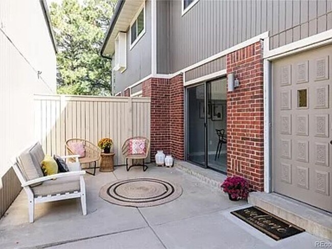 Building Photo - Beautifully Remodeled 3 bed, 3.5 Bath Town...