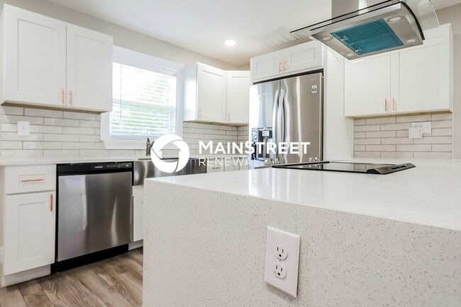 Building Photo - 4 Bedroom Pet-Friendly Home in Tampa, FL with Main Street Renewal