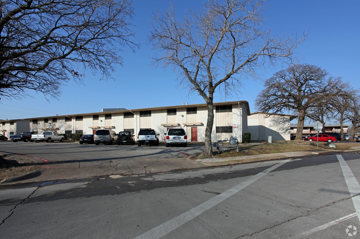 Building Photo - Tree Country Apartments