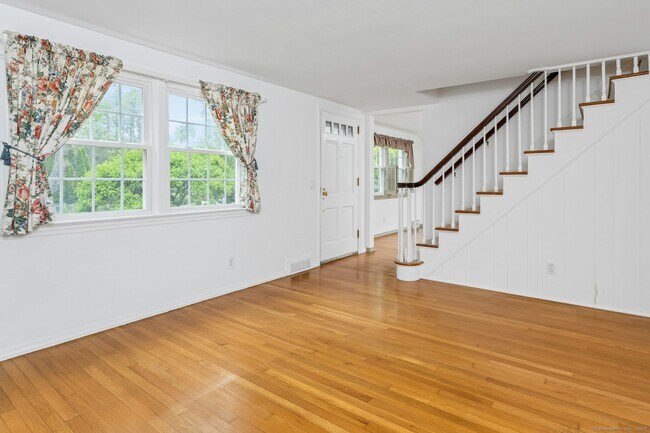 Foto del edificio - 54 Oak Grove Pl