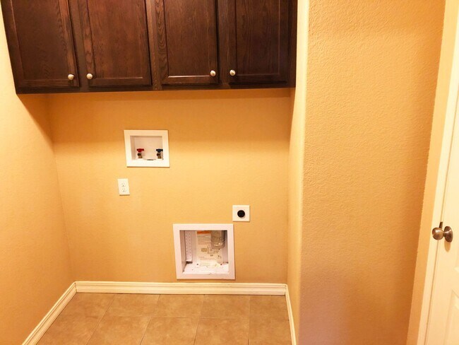 Foto del edificio - Town Home 3 Bed 2 Bath 2 Car Garage Fenced...