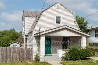 Building Photo - 735 Emerald Ave NE