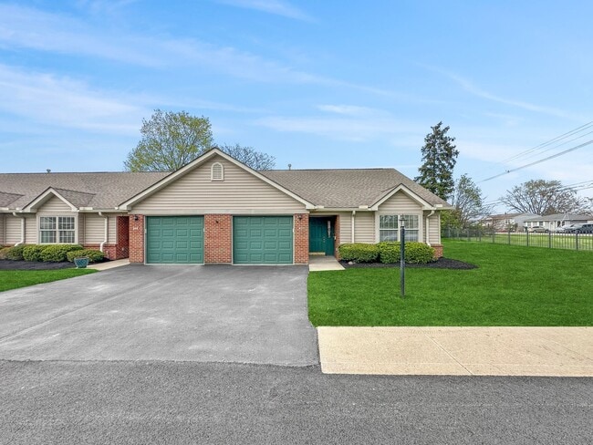 Foto del edificio - Beautiful 2BR 2BA Home w/ Sunroom • Full Kitchen Suite • Attached Garage in Columbus