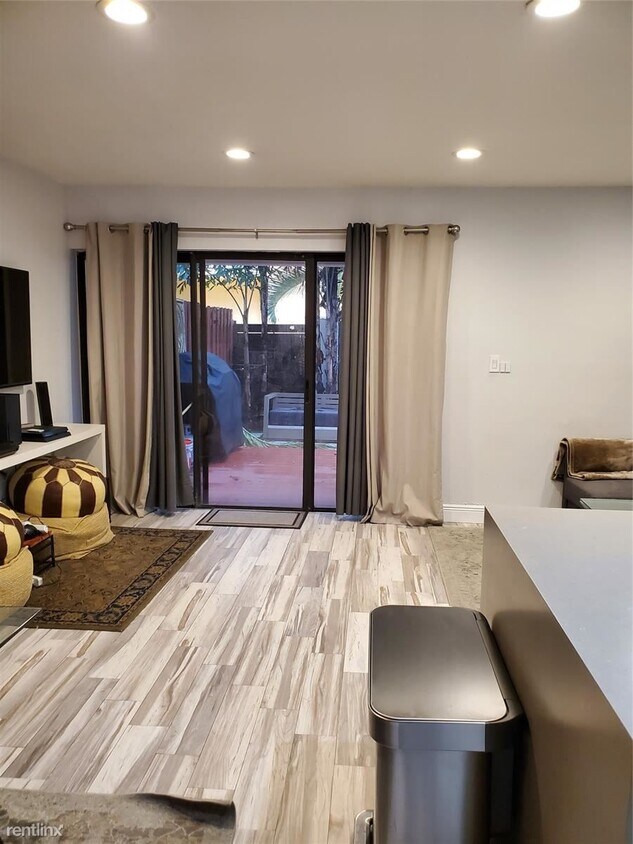 Primary Photo - 2 br, 2.5 bath Townhome - 3900 NE 18th Ave