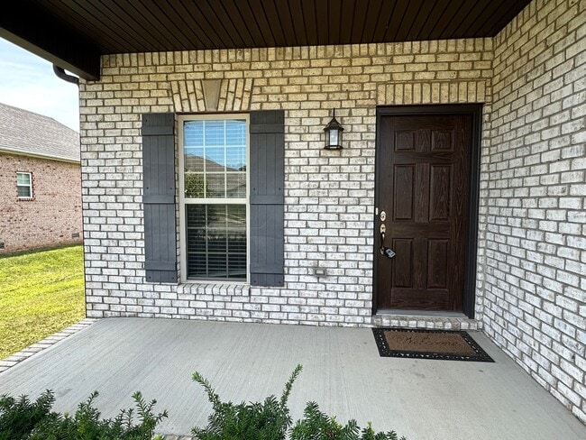 Building Photo - Stunning 3 Bedroom 2 Bath House