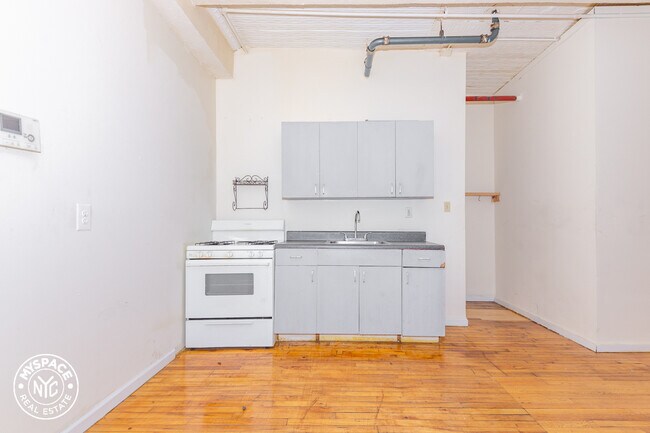 Building Photo - 175 Stockholm St