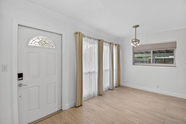 Building Photo - 1606 NE 15th Ave