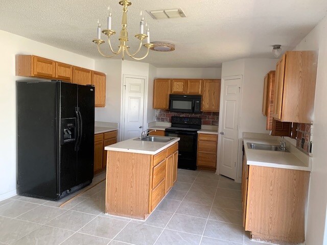 Kitchen - 919 Kenbar Ave