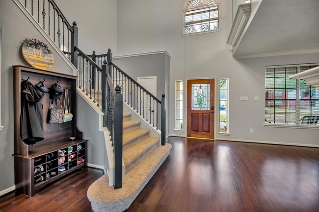 Building Photo - 301 Oak Creek Ln