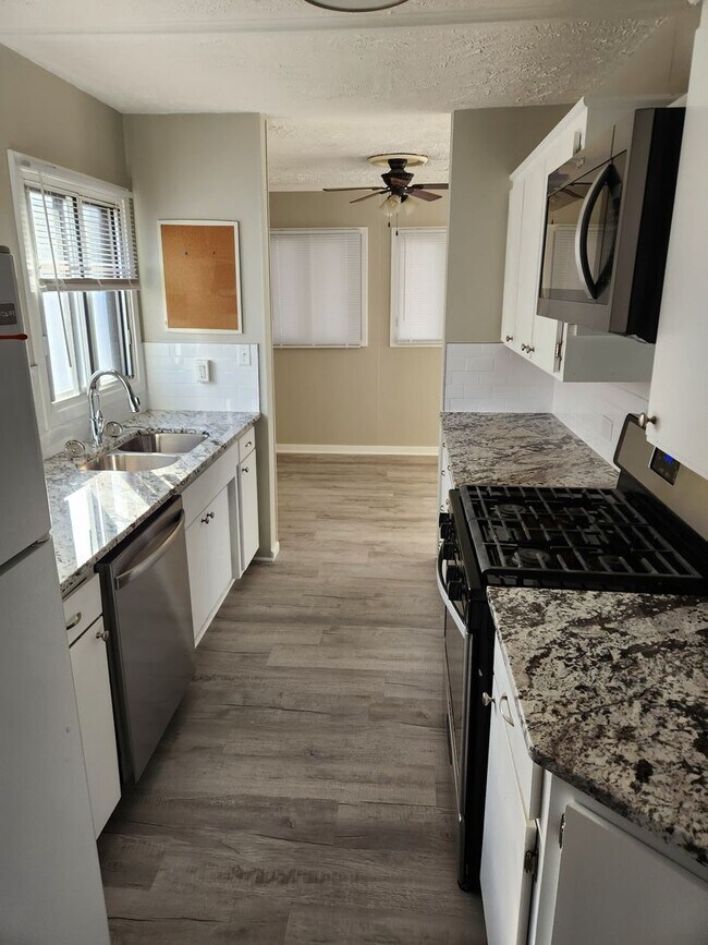 Building Photo - 3 bed, 2 bath, 1 car garage Newly remodeled with fenced backyard!