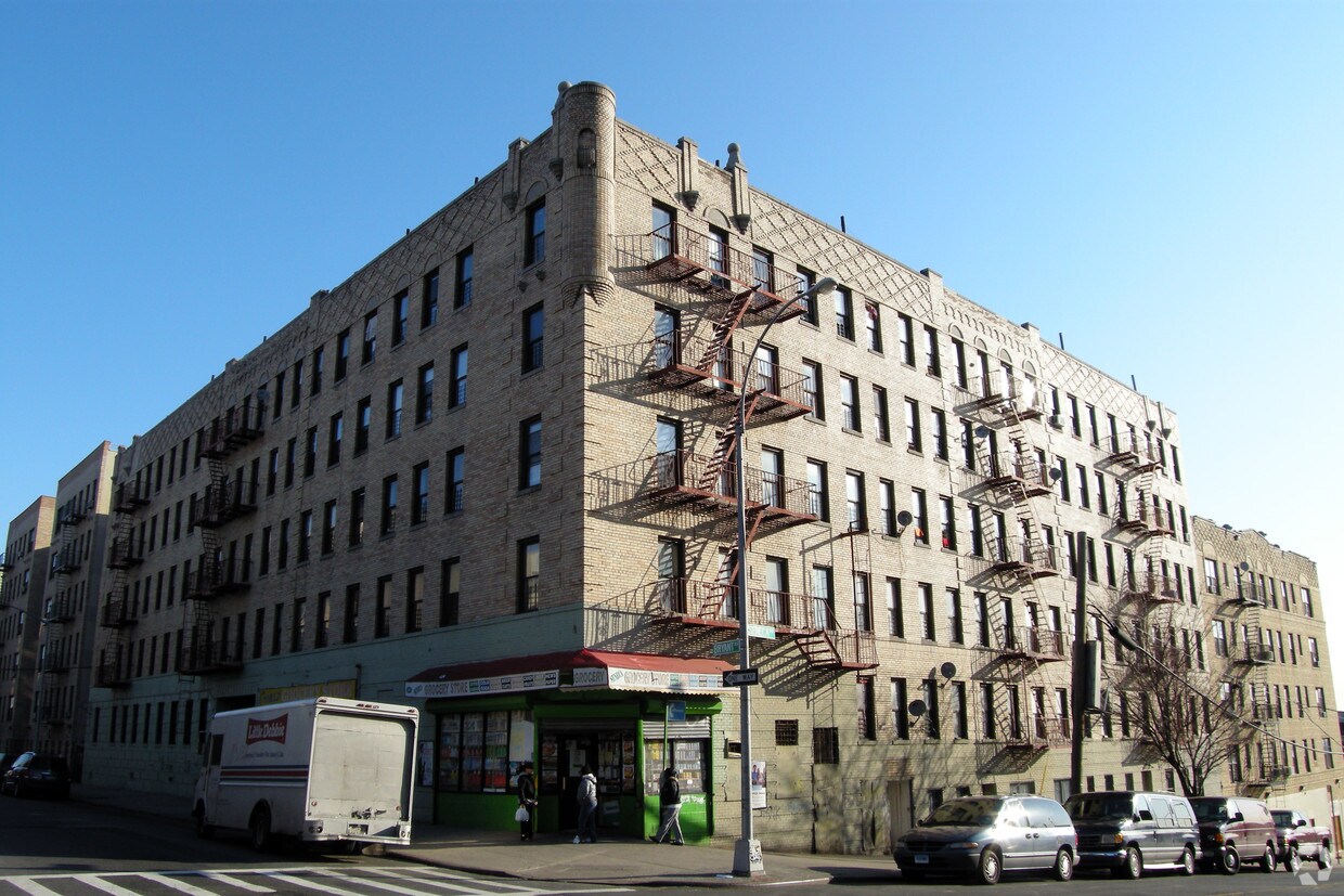 Foto principal - 876-882 Bryant Ave
