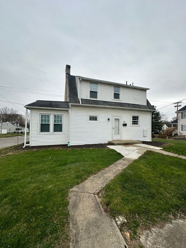 Building Photo - 848 E University St