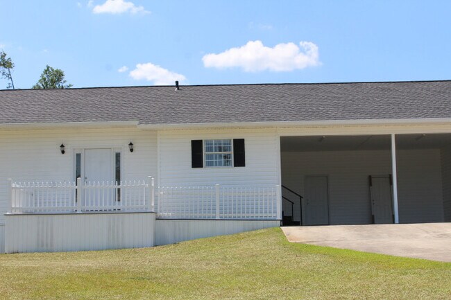 Foto del edificio - Executive 3 Bedroom / 2 Bath Home in Marianna, Florida