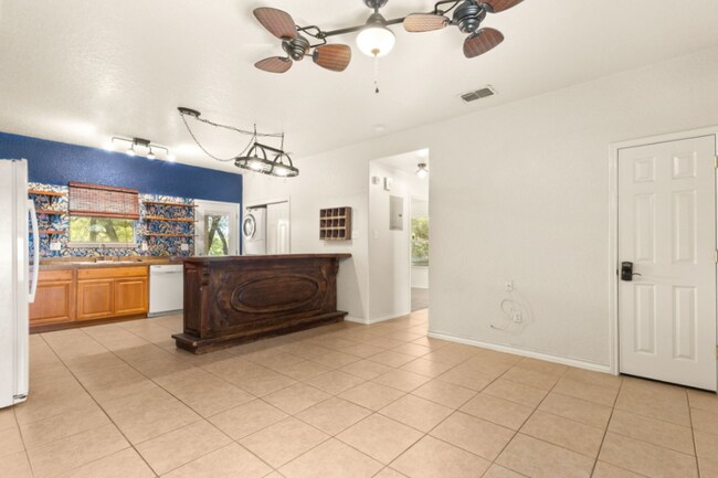 Foto del edificio - Charming 2-Bed Canyon Lake Duplex with Private Balcony, Fenced Yard & Modern Comforts