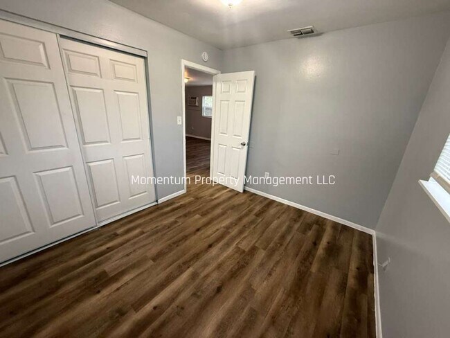 Foto del edificio - Upgraded 2/1 in Tampa- Move in Ready Enjoy ONE MONTH FREE!!