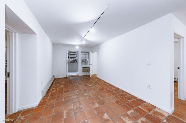 Building Photo - 3 br, 1 bath Apartment - 308 E 8th St