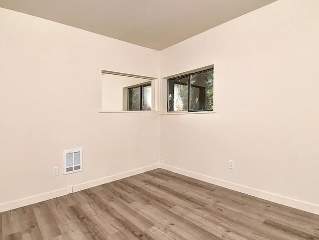 Building Photo - 3 BR / 1 BA in nicely updated duplex in No...