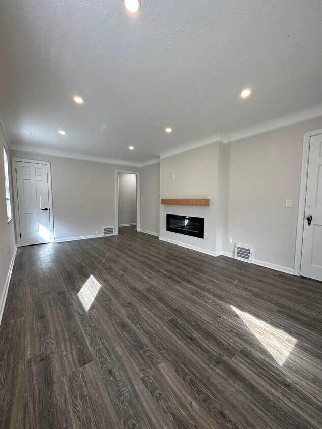Foto principal - 14010 Lakewood Heights Blvd
