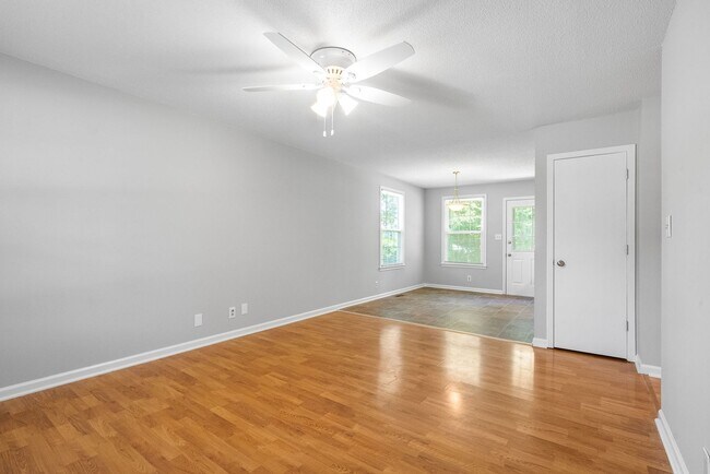 Foto del edificio - 3 Bedroom Pet Friendly Home For Rent!