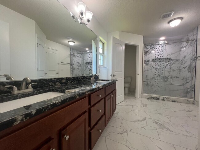 Foto del edificio - Beautifully updated 4 bedroom, 2 bath house