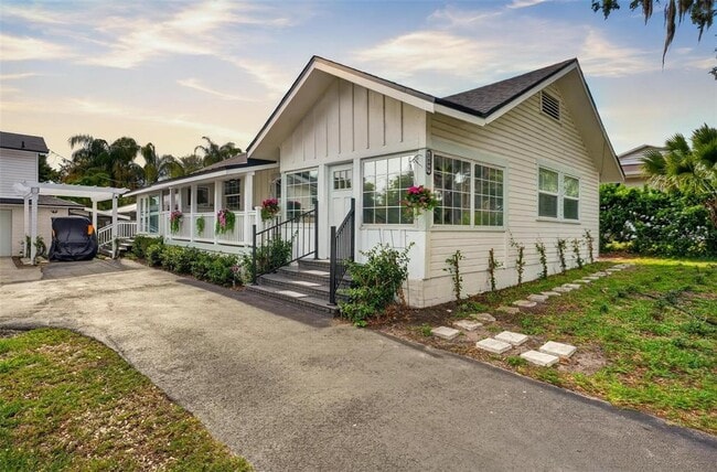 Building Photo - 1099 Grove Ave