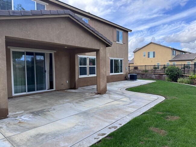 Foto del edificio - Large Newer Home - 4 Bedroom / 3 1/2 Bath