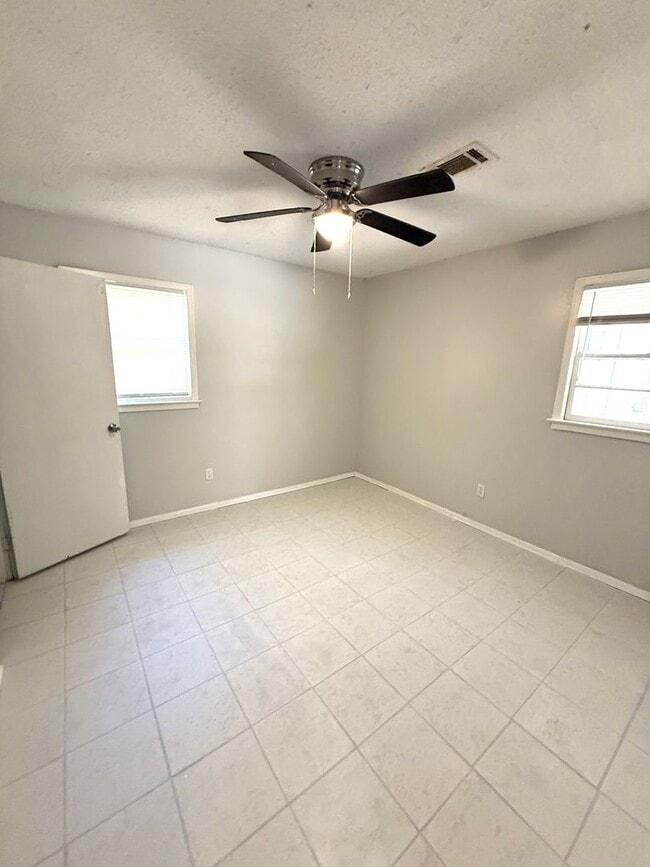 Building Photo - ** 3 Bedroom 2 Bath located in Highland Gardens ** Call 334-366-9198 to schedule a self tour