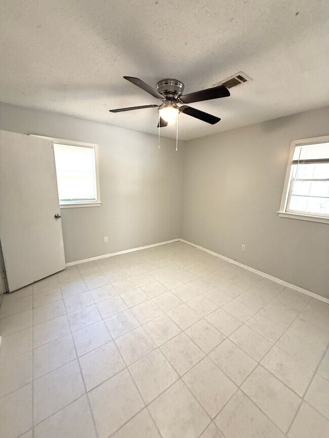 Foto del edificio - ** 3 Bedroom 2 Bath located in Highland Gardens ** Call 334-366-9198 to schedule a self tour