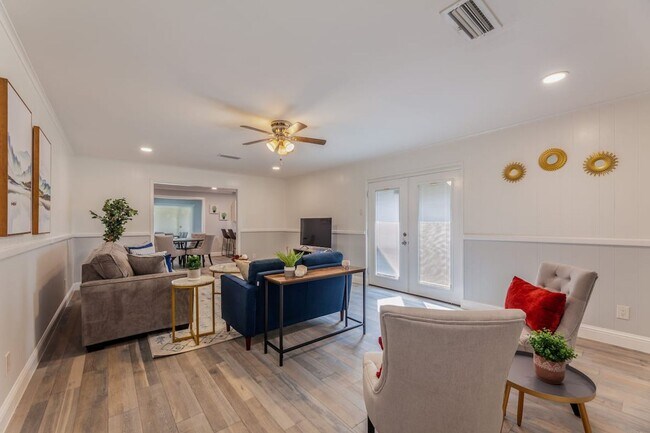 Building Photo - COVETED home in Lochwood Neighborhood!