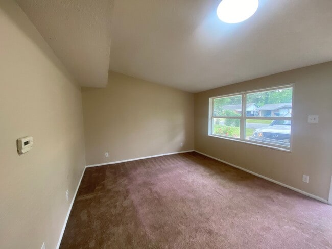 Building Photo - 3 Bed 1.5 Bath House