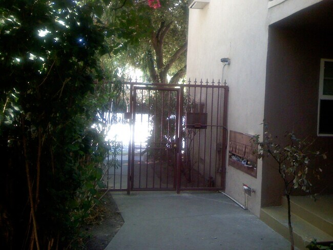 Foto del edificio - 405 N Marengo Ave