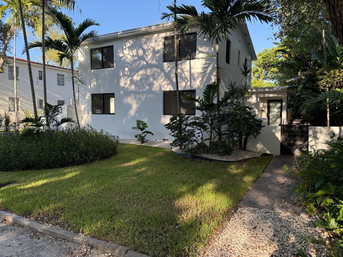 Primary Photo - 11643 NE 11th Pl
