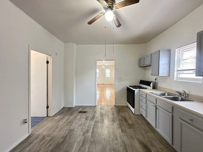 Building Photo - 1722 N Kimball Ave