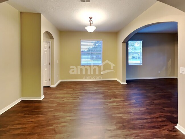 Foto del edificio - 3124 Shady Lily Ln