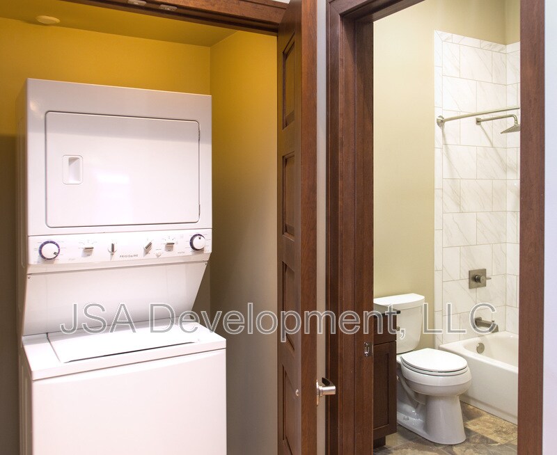 Building Photo - 223 W 4th St