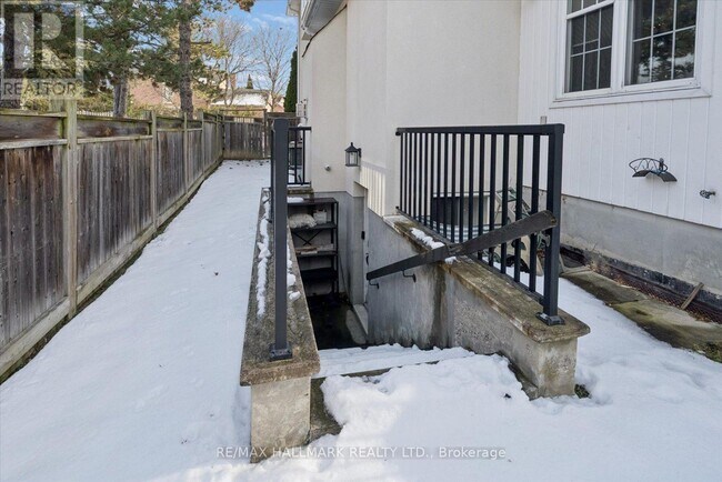 Building Photo - 312 Main St