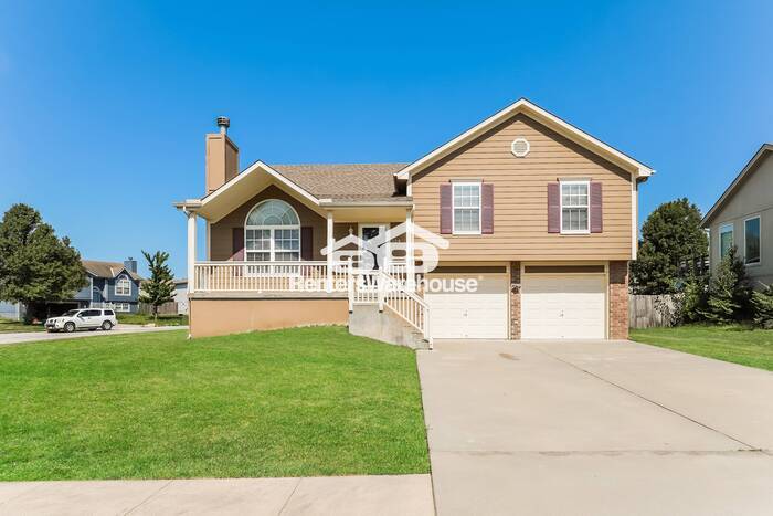 Foto principal - 3 Bed 2.5 Bath Raymore Beauty!