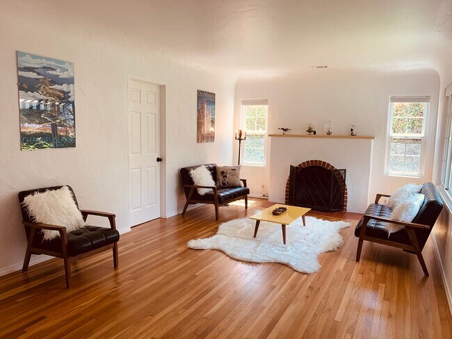 Living room - 1008 Carpinteria St