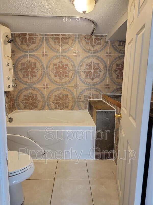 Building Photo - 821 Broadway Ave